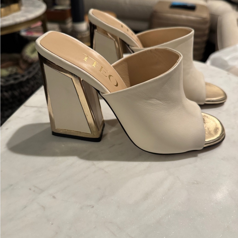 THEO THE LABEL Cream and Gold Women's block heels / Mules